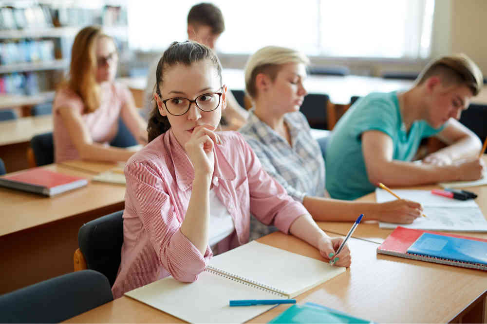 Diese Schüler lernen beim Aufsatztraining Gymivorbereitung das Aufsatz-Schreiben, wobei das Aufsatztraining in Zürich stattfindet.