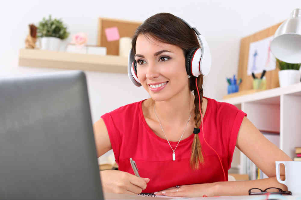 Gymnasium preparation online is a way of preparing for the gymnasium from home using e-learning, like this student in the photo.